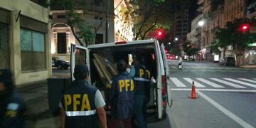 Secuestran objetos del departamento de Cristina Fernández de Kirchner\u002E
