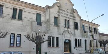 Escuela Técnica 1, Tres Arroyos (facebook)