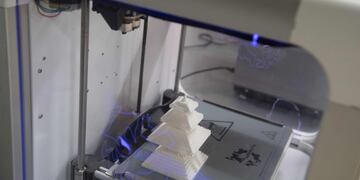 A building model sits inside a 3D-printer after it was completed at ABC Imaging in Washington, DC, on August 1, 2018\u002E\r\nA US judge on July 31, 2018 temporarily blocked the online publication of blueprints for 3D-printed firearms, in a last-ditch effort to stop a settlement President Donald Trump's administration had reached with the company releasing the digital documents\u002EEight states and the District of Columbia, which houses the capital Washington, had filed a lawsuit against the federal government, calling its settlement with Texas-based Defense Distributed \