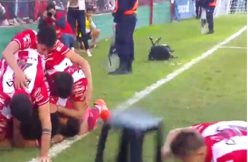 Blooper glorioso: el "sillazo" de Endrizzi a Mainero en el festejo del primer gol