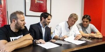 Gastón Defagot y Roberto Castoldi, ex presidente y actual presidente de Instituto, en la firma de un a acuerdo para desterrar las prácticas discriminatorias\u002E