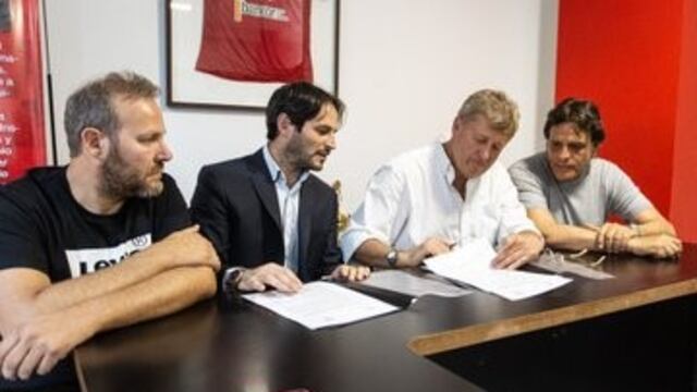 Gastón Defagot y Roberto Castoldi, ex presidente y actual presidente de Instituto, en la firma de un a acuerdo para desterrar las prácticas discriminatorias\u002E