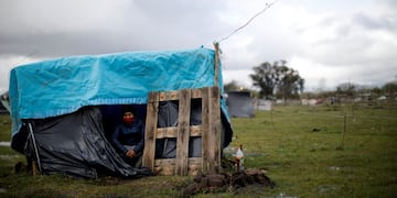 Un hombre en su casucha, en la toma de Guernica (AP/Natacha Pisarenko)