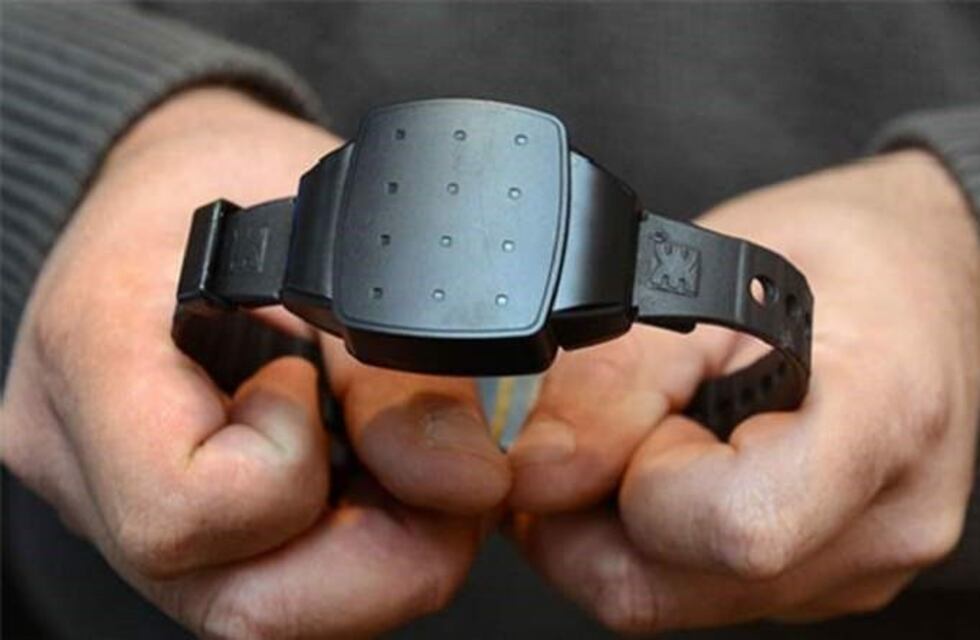 Se le activó la tobillera electrónica, cuando tomaba alcohol en la vía pública