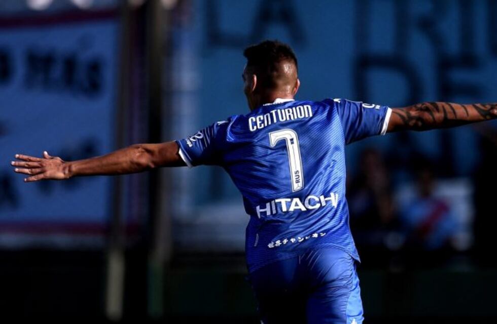 Vélez goleó 4-0 a Arsenal en Sarandí y se afirma en los "puestos de copas"