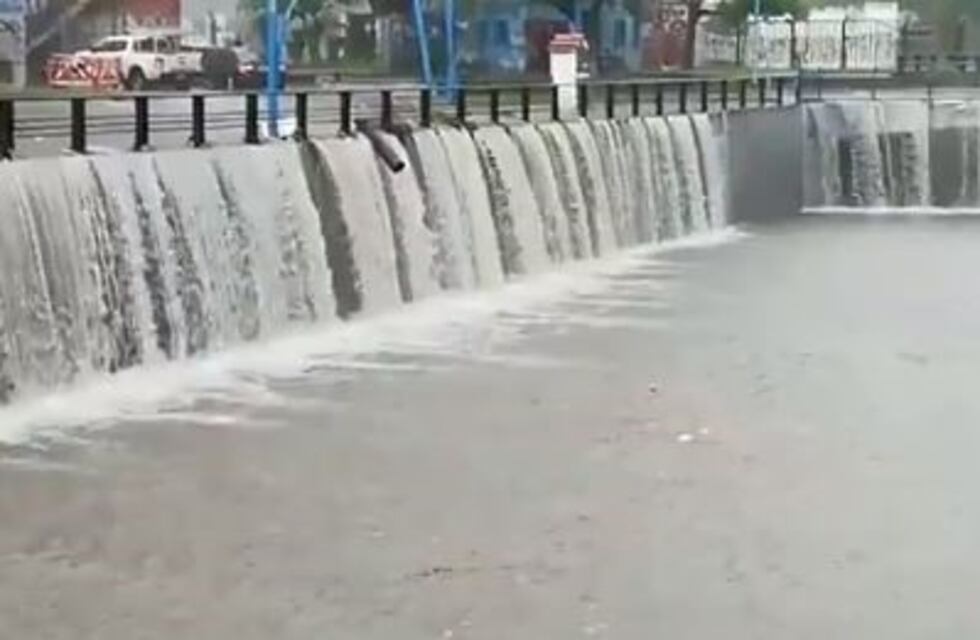 El paso bajo nivel de Temperley se convirtió en una "catarata" por la tormenta