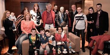 Alberto Rodríguez Saá, junto a familias reufugiadas sirias\u002E Foto: Télam