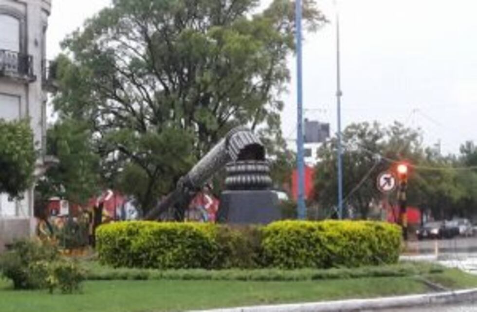 Temporal en Rafaela provocó serios destrozos y tumbó un mástil