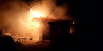 Prendió fuego su casa con su madre y sus hermanos adentro