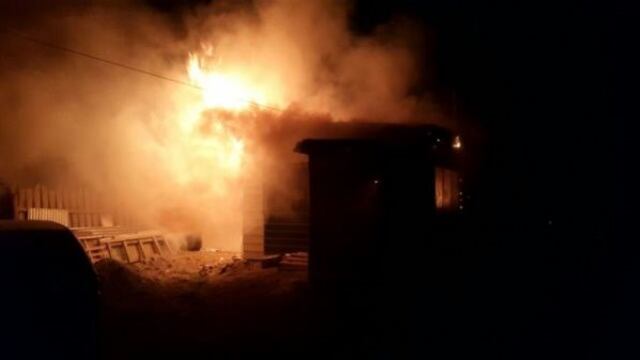 Prendió fuego su casa con su madre y sus hermanos adentro