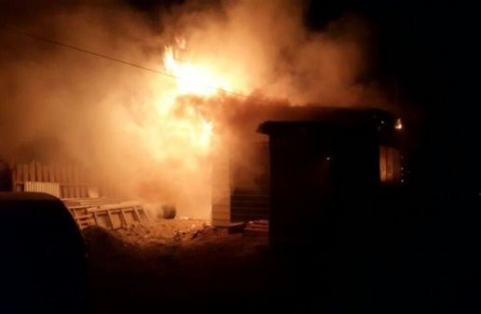 Prendió fuego la casa con él y su mamá adentro