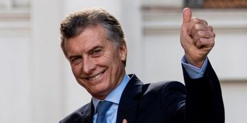 Argentina's President Mauricio Macri gives the thumb up upon his arrival at La Moneda presidential palace in Santiago, on June 27,2017\u002E  / AFP PHOTO / Martin BERNETTI santiago chile mauricio macri visita oficial del presidente argentino encuentro reunion con la presidenta chilena mandatario llega a la casa de gobierno