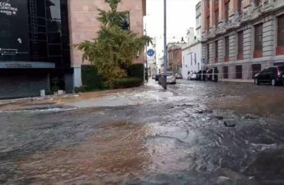 Se rompió un caño maestro que dejó a parte del barrio porteño de San Telmo bajo el agua