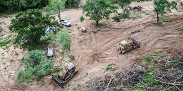 Imagen aérea de topadoras estacionadas en una finca de la provincia de Salta\u002E