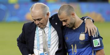 Sabella y Mascherano después de la derrota en la final del Mundial 2014\u002E (Archivo)