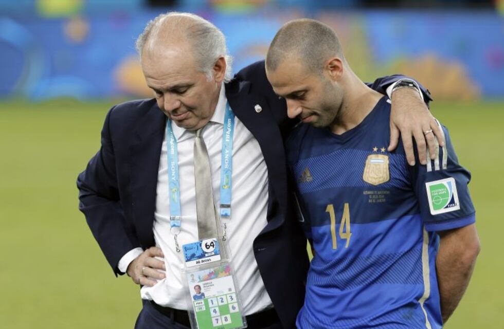 La sentida reacción de Mascherano tras el discurso motivador de Sabella durante un homenaje en La Plata