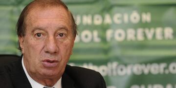 ESA01\u002E SAN SALVADOR (EL SALVADOR), 22/11/2018\u002E- Fotografía de archivo del 31 de marzo de 2011 que muestra al director de selecciones de Argentina, Carlos Bilardo, en una rueda de prensa en San Salvador (El Salvador)\u002E A tres días de caer el telón de la edición 58 de la Copa Libertadores añadimos a continuación 11 historias imperdibles y completamos 47 que ha dejado el torneo nacido en 1960\u002E El 20 de marzo de 1979 el Deportivo Cali colombiano que dirigía el argentino Carlos Bilardo debutó en la Copa Libertadores ante su público contra el Quilmes, que se fue arriba a través de Horacio Milozzi\u002E Pero un minuto después Ángel María Torres igualó con un gol olímpico\u002E Quilmes se puso arriba 1-2 con anotación de Luis Graneros en el minuto 52 y volvía a transformar la expectación de los locales en frustración\u002E Néstor Scotta igualó 2-2 en el 75 y decidido a buscar la remontada el Cali presionó\u002E Cuatro minutos después Juan Ernesto 'el Cococho' Álvarez marcó otro gol olímpico y estableció el 3-2 def Carlos Bilardo ex director tecnico de la seleccion nacional