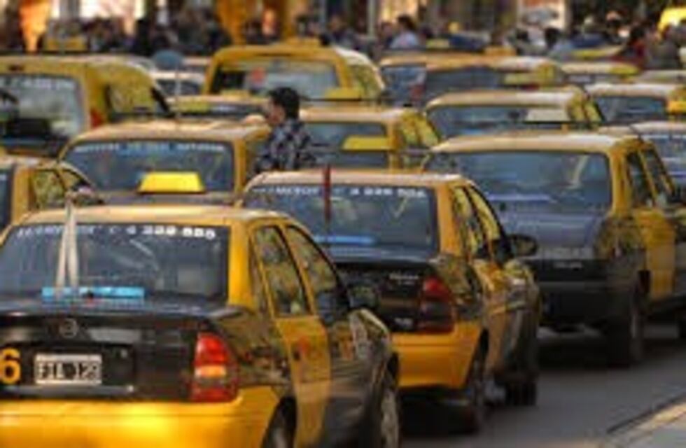 Taxistas piden un 42% de aumento