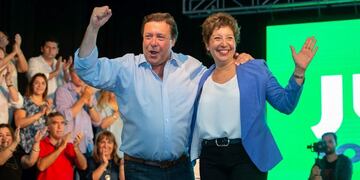 Alberto Weretilnek y Arabela Carreras\u002E