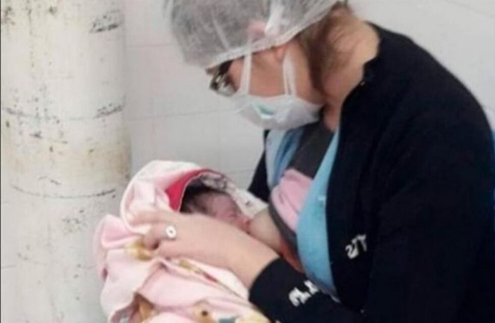Se volvió viral la foto de una enfermera amamantando a un recién nacido en Santiago