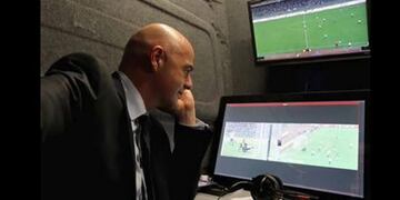 I1 BARI (ITALIA), 02/09/2016.- El presidente de la FIFA, el suizo Gianni Infantino, observa una repeticiu00f3n del amistoso entre las selecciones de Francia e Italia, durante una rueda de prensa en Bari, Italia, hoy, 2 de septiembre de 2016. Infantino aseguru00f3 hoy que la primera prueba de los u00c1rbitros Asistentes de Vu00eddeo (VAR, por su acru00f3nimo inglu00e9s) realizada anoche en el amistoso Italia-Francia ha sido