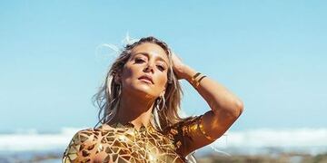 La impactante producción de fotos de Sol Pérez en la playa (@kateclarkeph)