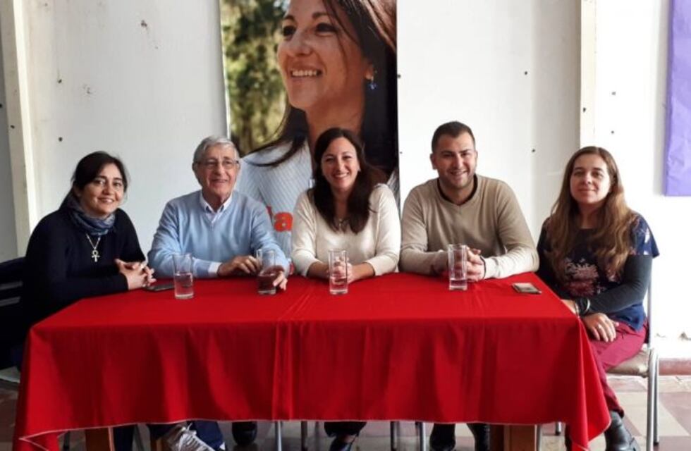 Lidia Martínez se bajó de su precandidatura y se sumó a la lista de Daniel Lafarina