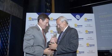 Ignacio Driollet, presidente de Cimeco, recibe uno de los dos premios INMA que ganó Vía País en los Global Media Awards\u002E