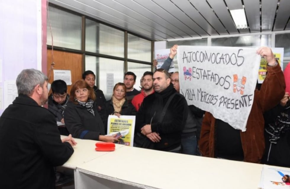 Dueños de autoplanes se manifestaron en Defensa del Consumidor