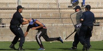 Brian Pérez, delantero de El Globo, noqueó al árbitro Sebastián Sánchez por una amonestación\u002E