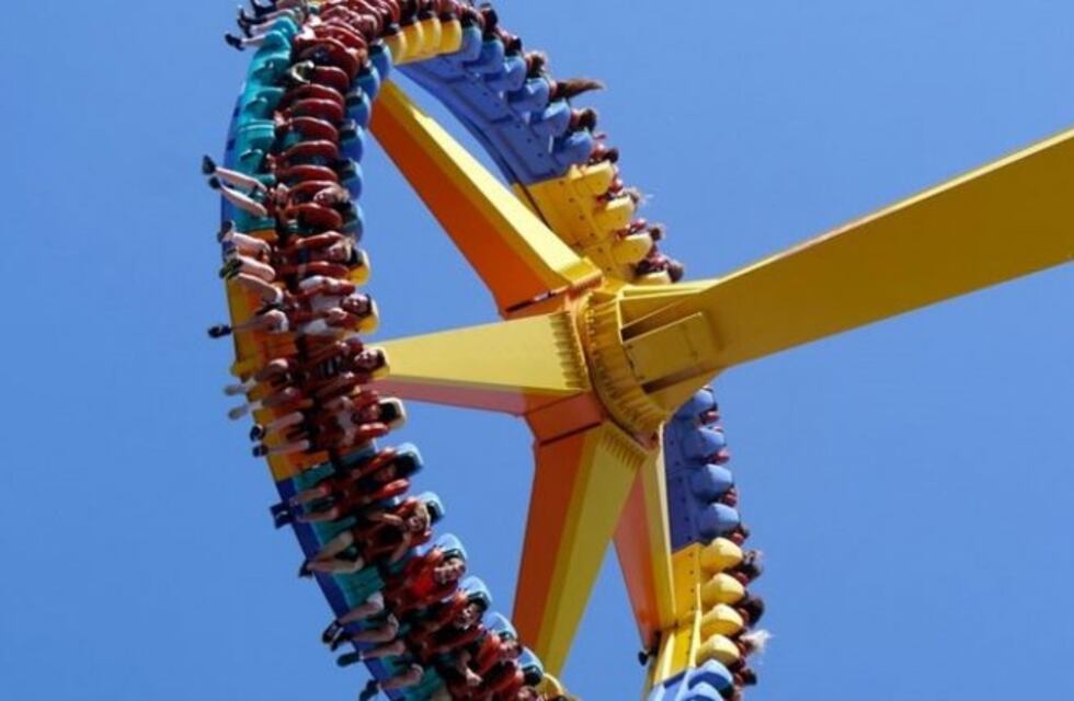 Un juego mecánico se desplomó y provocó la muerte de una adolescente