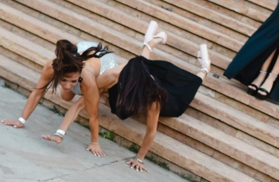 "Yo solo quería una foto casual", dijo y terminó de panza en las escaleras