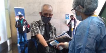 Los pasajeros fueron recibidos por personal del ministerio de Salud Pública\u002E