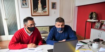 El intendente Bria (izq\u002E) en una de las reuniones virtuales
