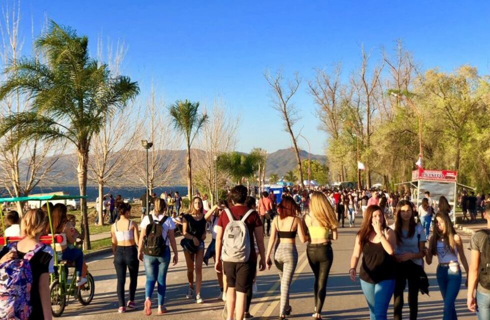 La familia vive a pleno el día de la primavera en Carlos Paz
