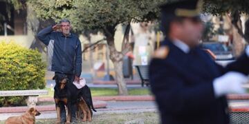El hombre en situación de calle detuvo su marcha para cantar el himno\u002E