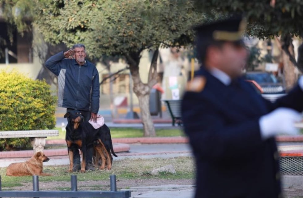 Día de la Independencia: la foto del anciano que emociona a todos