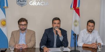 Firma de convenio entre los ejecutivos de la Municipalidad de Alta Gracia y el Subsecretario de Vivienda Facundo Chacón\u002E
