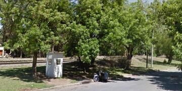 Joven se tiru00f3 bajo el tren