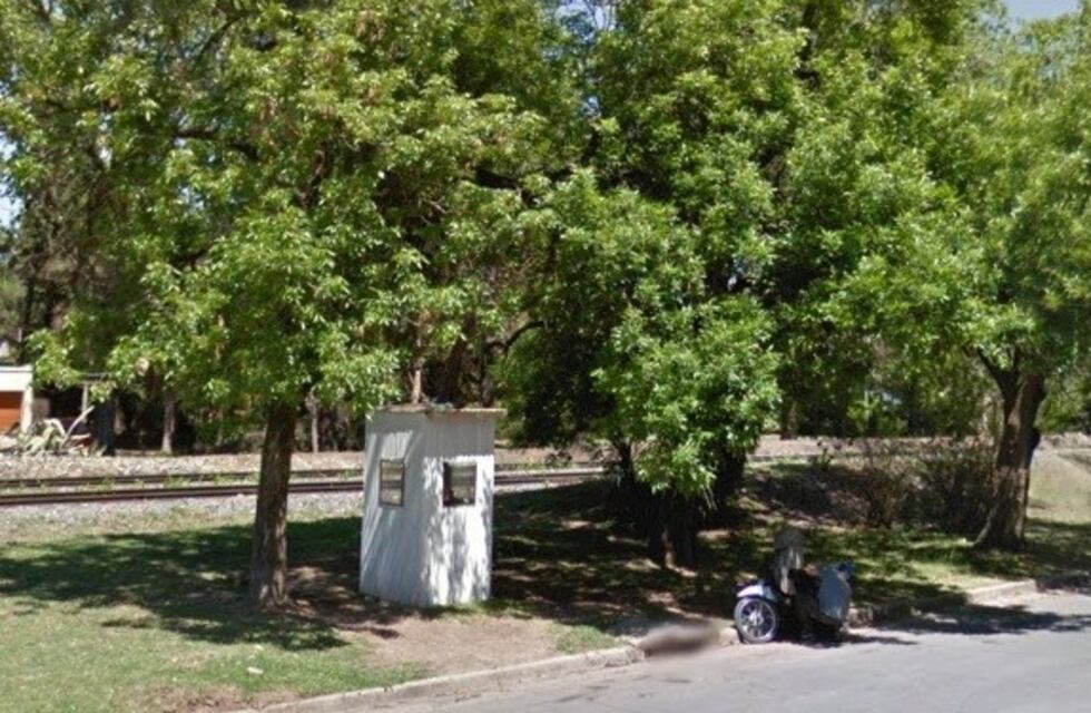 Un joven motociclista fue arrollado por un tren en la zona noroeste