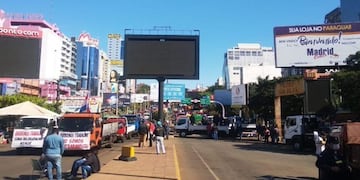 Manifestantes impiden el cruce de camiones por el Puente de la Amistad