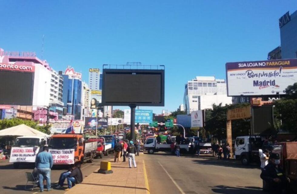 Manifestantes impiden el cruce de camiones por el Puente de la Amistad