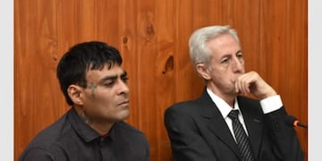 Félix Castillo, el acusado, junto a su abogado Nicolás Fiorentino\u002E