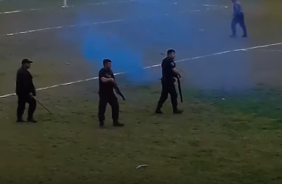 Hinchas invadieron la cancha tras un clásico local y hasta se robaron el estéreo de un patrullero
