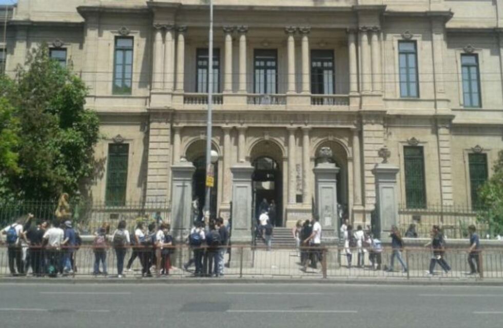 Tras la invasión de murciélagos, arrancaron las clases en el Carbó