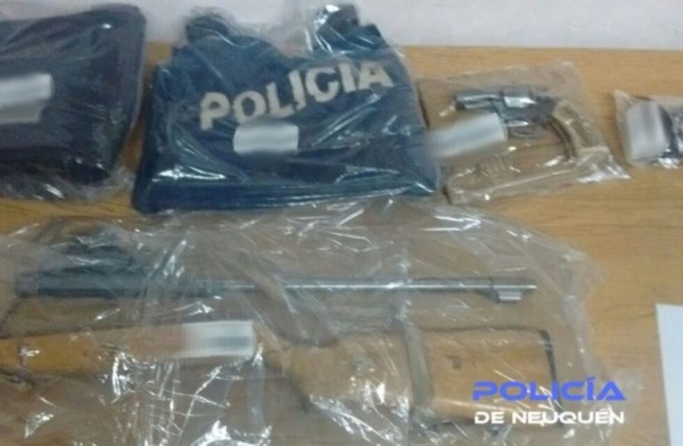 ZAPALA.- Secuestran armas y otros elementos durante allanamientos