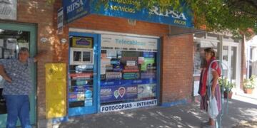 Un delincuente asaltó a los dueños de un comercio y huyó en un remís
