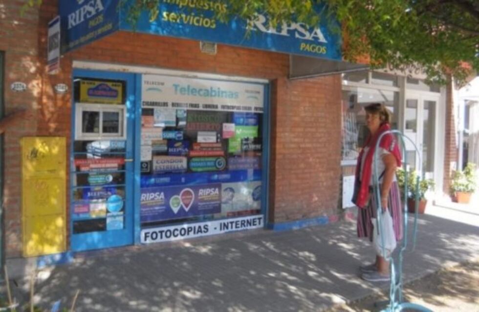 Un delincuente asaltó un comercio a mano armada y se escapó en un remís