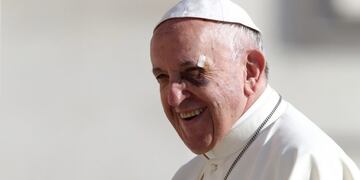 El papa Francisco saluda el 13/09/2017 en la Plaza San Pedro del Vaticano durante su audiencia general de los miércoles\u002E foto: Evandro Inetti/ZUMA Wire/dpa ciudad de vaticano papa Francisco audiencia semanal general del papa religion iglesia catolica golpe en un ojo