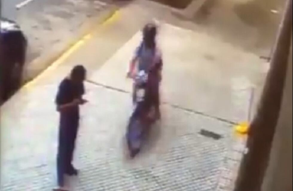 Así le sacaba un motochorro el celular a un empleado distraído